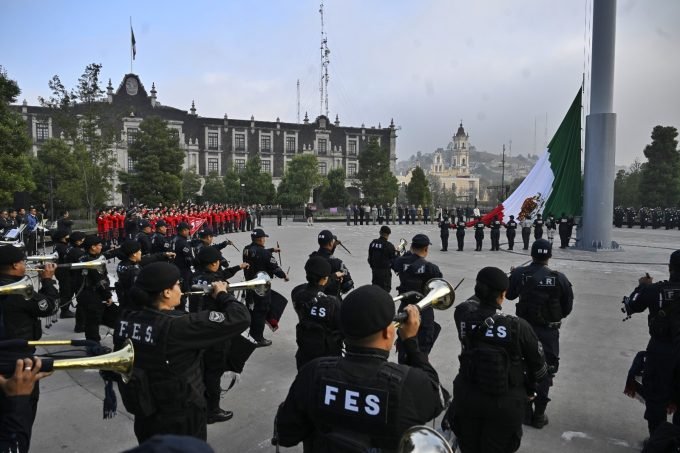 ceremonia-de-Izamiento