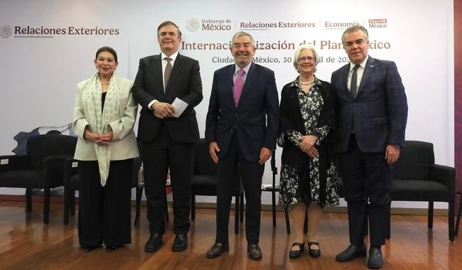 diplomatico-acreditado-01